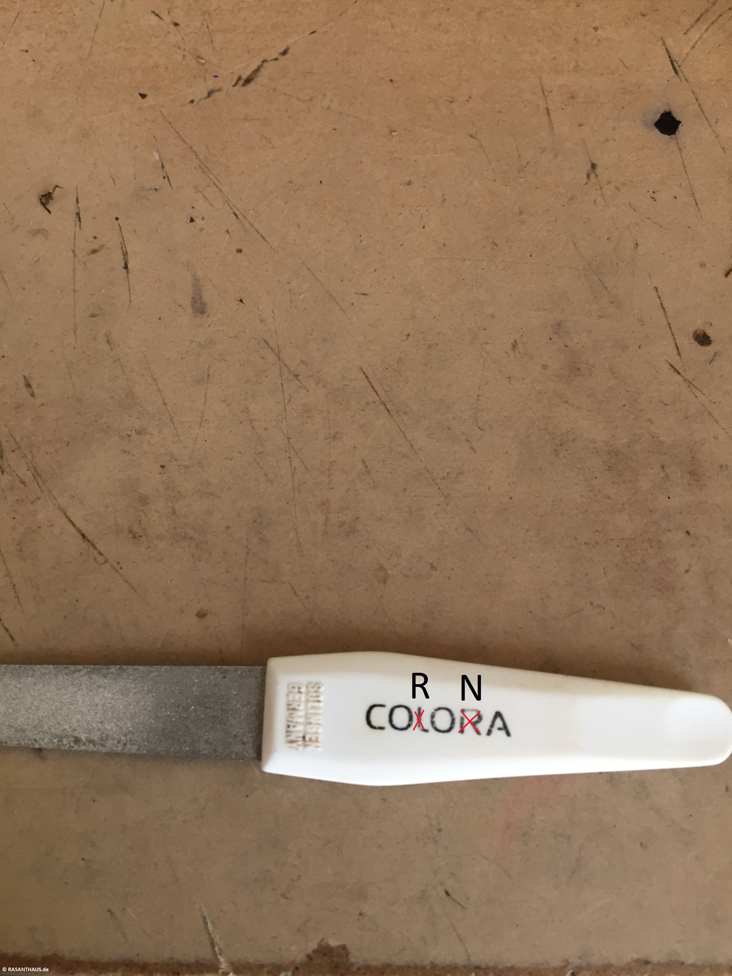eine Nagelfeile mit einer leicht korrigierten Corona-Aufschrift, die eigentlich Colora heißt